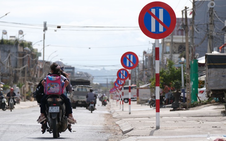 Vụ đoạn đường 1km có 23 biển báo cấm đậu xe: huyện nói hợp lý nhưng lại đi tháo dỡ - Ảnh 4.