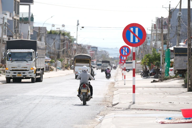 Đoạn đường kỳ cục, 1km có 23 biển báo cấm đậu xe ngày chẵn - Ảnh 4.