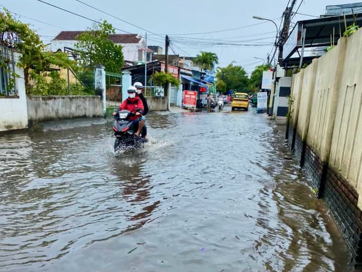 Phú Yên lụt giữa mùa xuân, nước tràn qua đường, hoa màu ngập nặng - Ảnh 3.