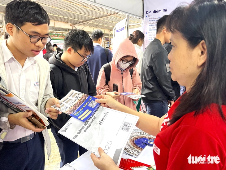 Tư vấn tuyển sinh tại Khánh Hòa: 'Nóng' tại gian tư vấn các trường quân đội, Đại học Quốc gia TP.HCM - Ảnh 5.