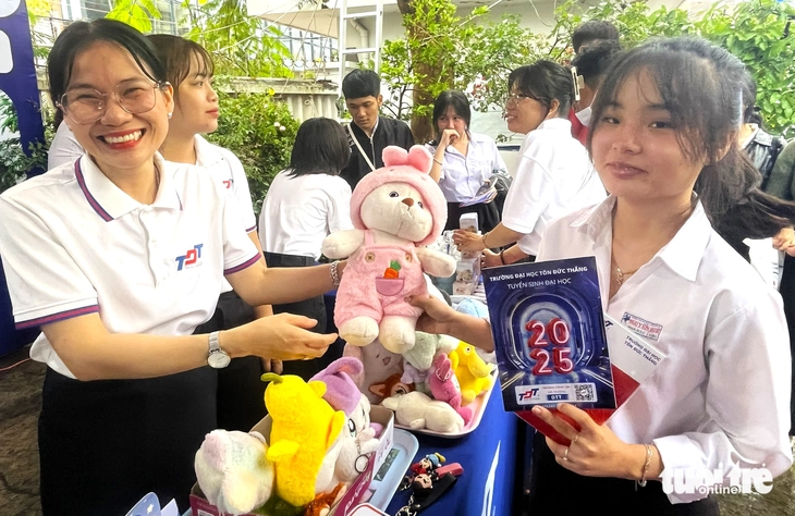 Tư vấn tuyển sinh tại Khánh Hòa: 'Nóng' tại gian tư vấn các trường quân đội, Đại học Quốc gia TP.HCM - Ảnh 7.