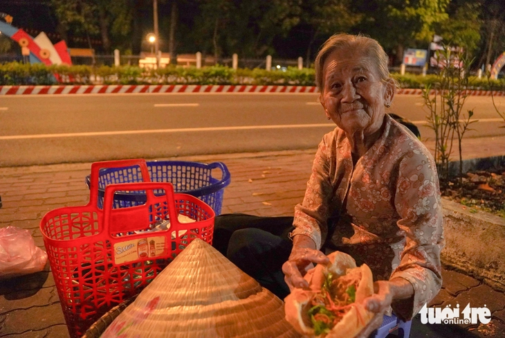 Ngoại Sáu 89 tuổi bán ổ bánh mì chỉ 2.000 - 7.000 đồng, bán rẻ cho bà con dễ mua - Ảnh 2.