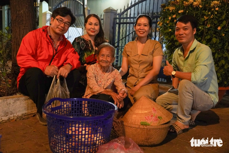 Ngoại Sáu 89 tuổi bán ổ bánh mì chỉ 2.000 - 7.000 đồng, bán rẻ cho bà con dễ mua - Ảnh 4.