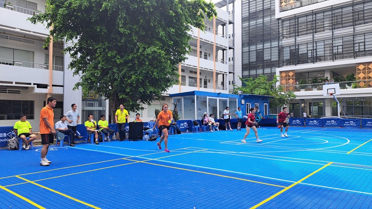 Trường phổ thông có sân thể thao chuẩn quốc tế cho học sinh chơi pickleball - Ảnh 1.