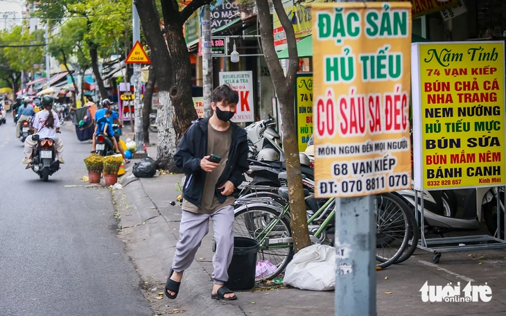 Ngao ngán hình ảnh xe máy, hàng quán “bao trọn” vỉa hè TP.HCM - Ảnh 11.