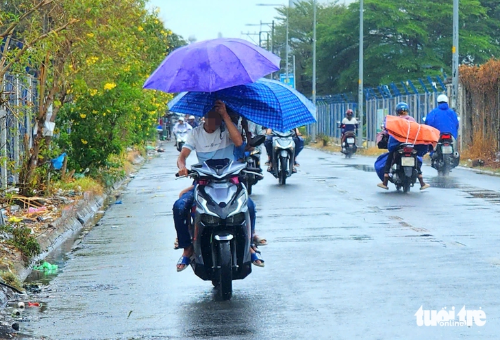 Vừa lái xe máy vừa cầm dù bị phạt đến 1 triệu đồng, trừ 4 điểm giấy phép lái xe - Ảnh 3.