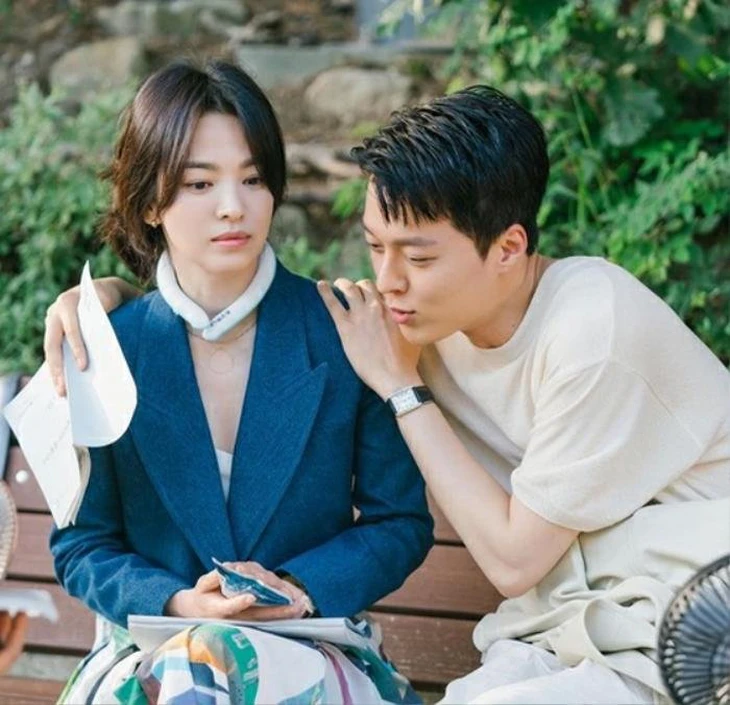 ‘Tình trẻ’ kém 11 tuổi Jang Ki Yong ‘về chung nhà’ với Song Hye Kyo  - Ảnh 1.