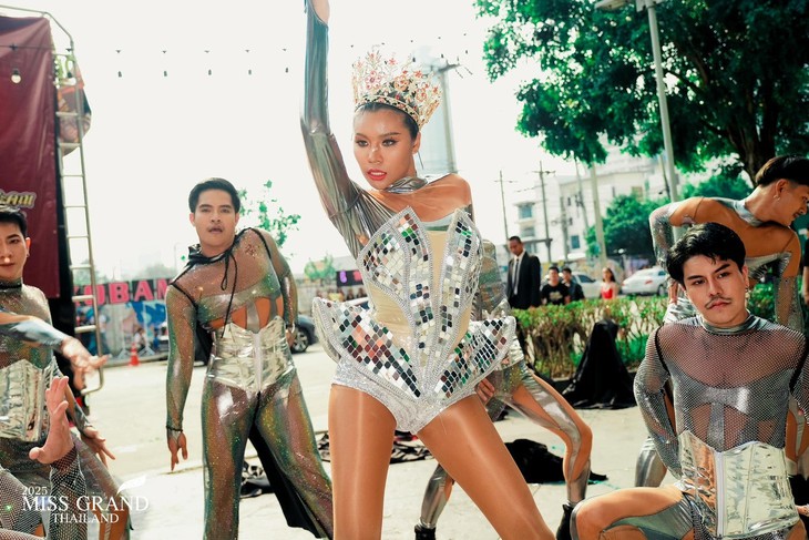 Thí sinh Miss Grand Thailand 2025 đi xe rác, đu container đi thi - Ảnh 9.