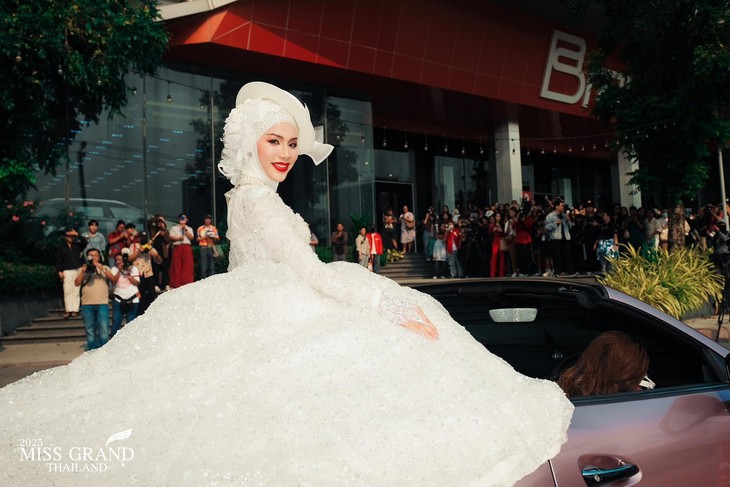 Thí sinh Miss Grand Thailand 2025 đi xe rác, đu container đi thi - Ảnh 11.