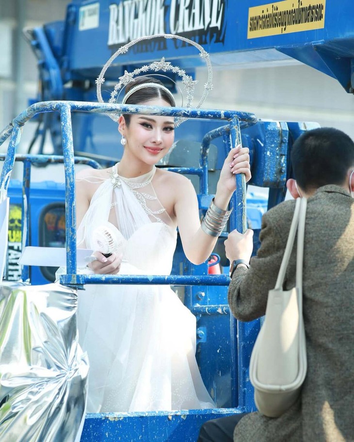 Thí sinh Miss Grand Thailand 2025 đi xe rác, đu container đi thi - Ảnh 5.