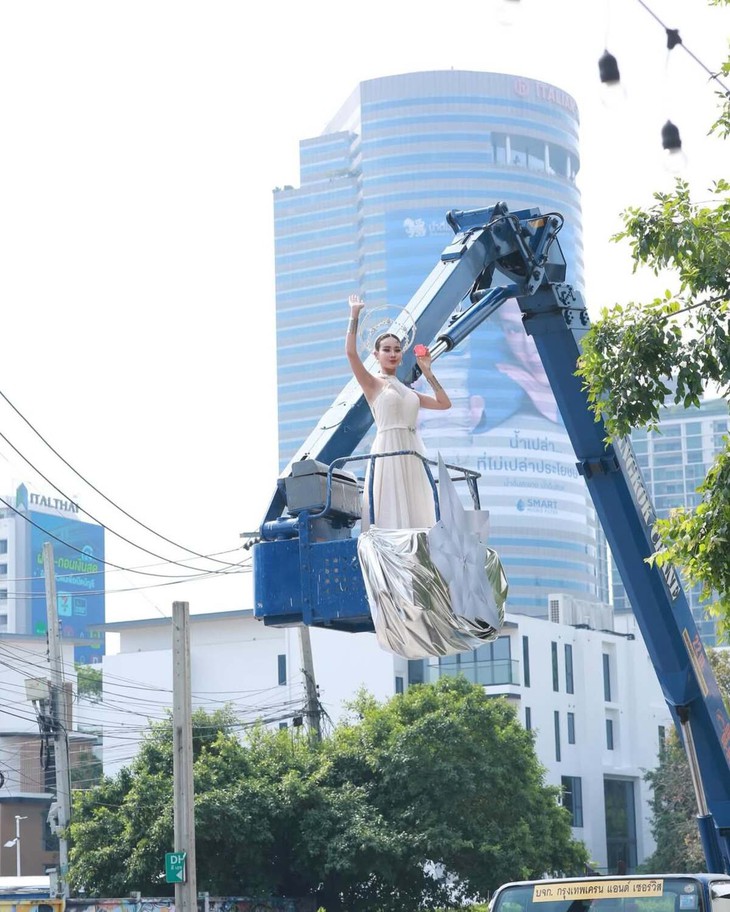 Thí sinh Miss Grand Thailand 2025 đi xe rác, đu container đi thi - Ảnh 4.