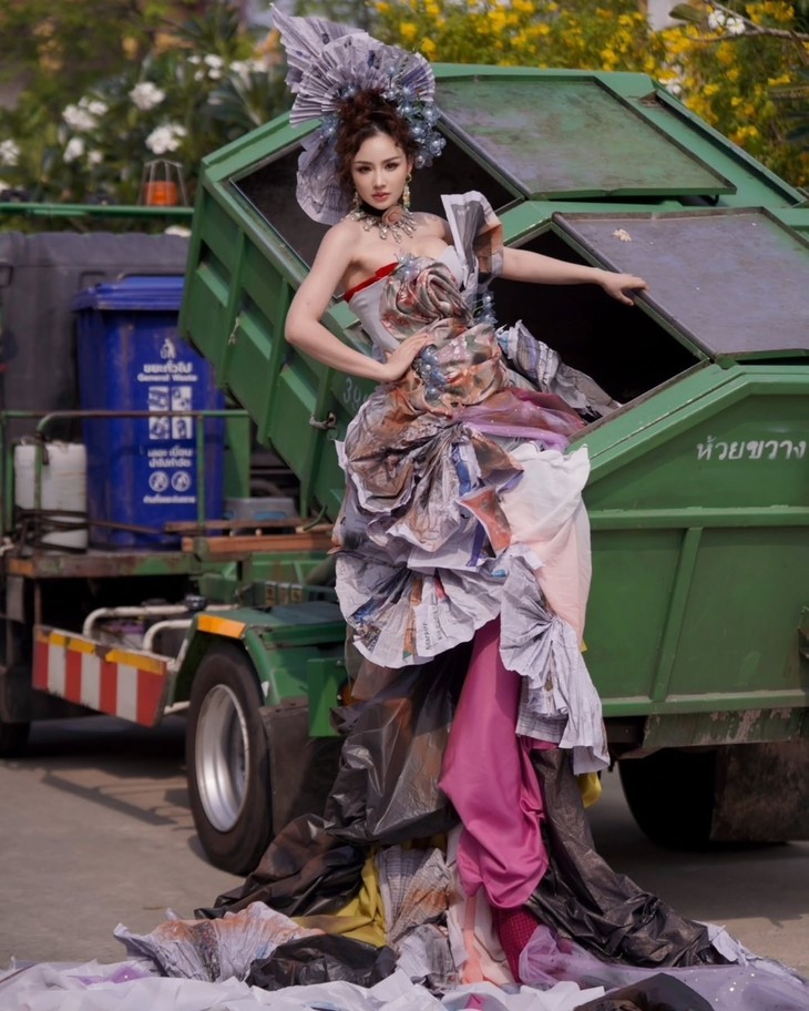 Thí sinh Miss Grand Thailand 2025 bám xe rác, đu container đi thi - Ảnh 1.