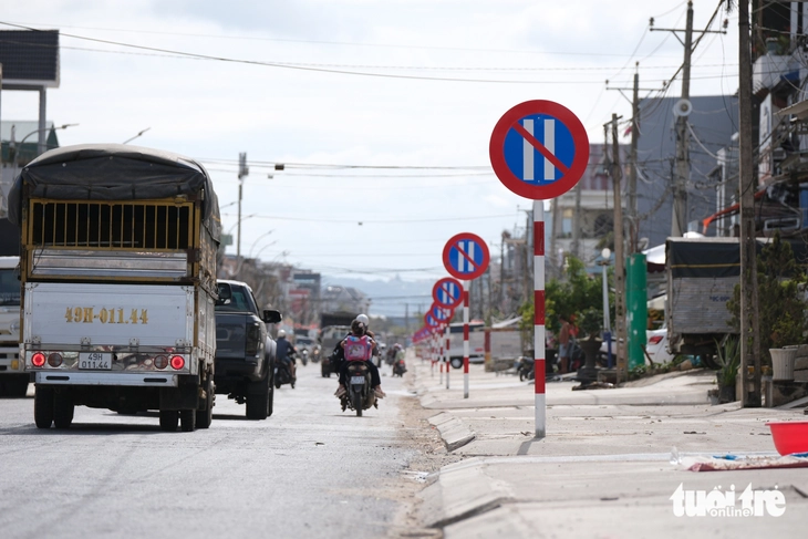 Vụ 1km đường có 23 biển báo: Chủ tịch Lâm Đồng chỉ đạo rà soát trên toàn tỉnh - Ảnh 1.