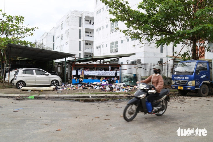 Tủ quần áo từ thiện bị xới tung, ướt nhẹp: Chủ nhân nói nhiều người cho và nhận thiếu ý thức - Ảnh 2.