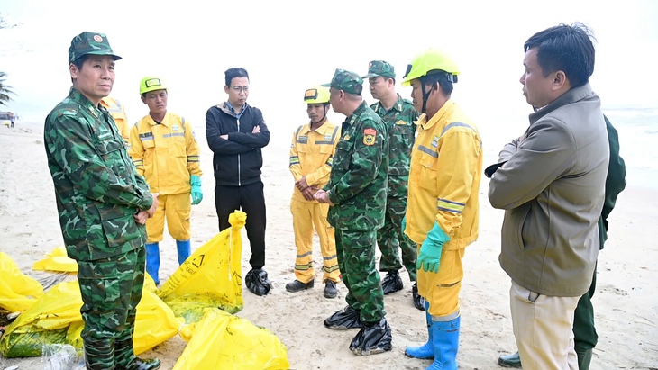 Hàng chục tấn dầu thô vón thành cục dạt vào bờ biển Huế - Ảnh 3.