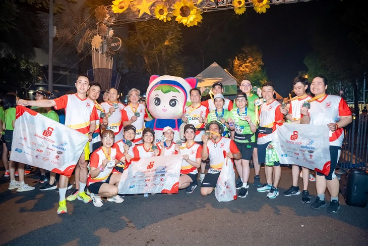 250 người Saigon Co.op hoàn thành chặng marathon Hồ Chí Minh Midnight 2025 - Ảnh 2.