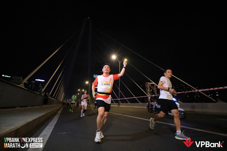 250 người Saigon Co.op hoàn thành chặng marathon Hồ Chí Minh Midnight 2025 - Ảnh 1.