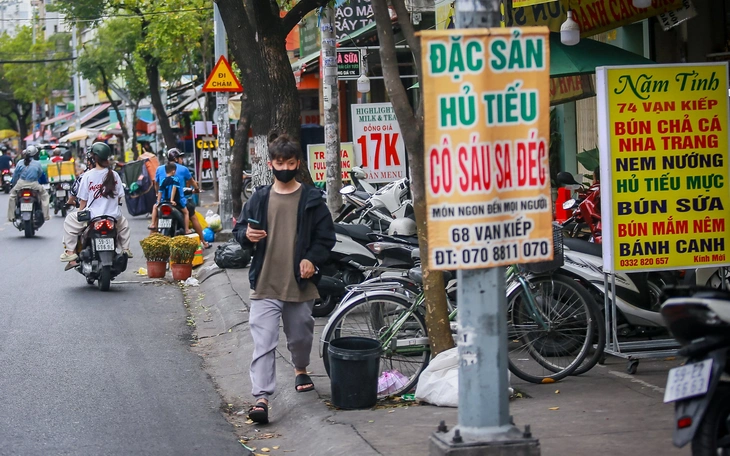 Nạn lấn chiếm vỉa hè: Đừng để đâu lại vào đấy - Ảnh 2.