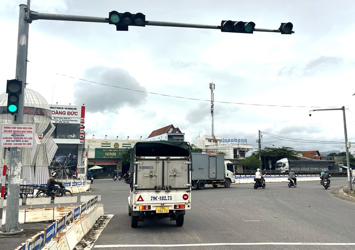 Nhiều trụ đèn giao thông trên quốc lộ 1 không có bộ tín hiệu đếm lùi, tài xế nhấp nhổm sợ bị phạt - Ảnh 2.