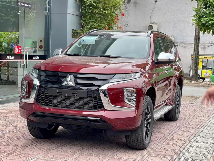 Tin tức giá xe: Mitsubishi Pajero Sport giảm tới 275 triệu, SUV cỡ D nay giá ngang cỡ C - Ảnh 1.