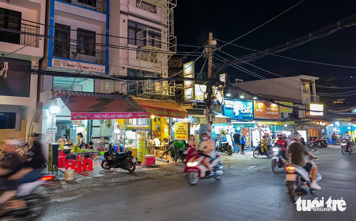 Quận Bình Thạnh lập lại trật tự vỉa hè trong đêm, có trường hợp tái lấn chiếm ngay sau đó - Ảnh 4.