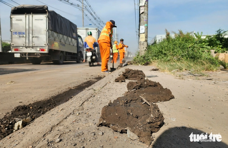 Xe ben làm đổ bùn đất trên đường ở Hóc Môn, nhiều người đi xe máy bị trượt té - Ảnh 5.