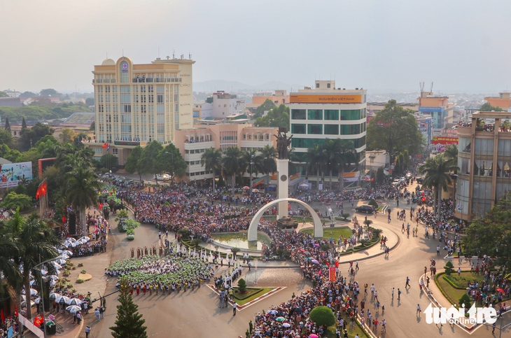 Lần đầu tiên trình diễn 500 drone tại lễ hội cà phê Buôn Ma Thuột lần 9 - Ảnh 1.