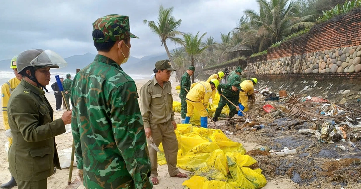 Vệt dầu loang bí ẩn kéo dài từ Huế vào Quảng Nam, vớt được thùng dầu từ Thái Lan - Ảnh 2.