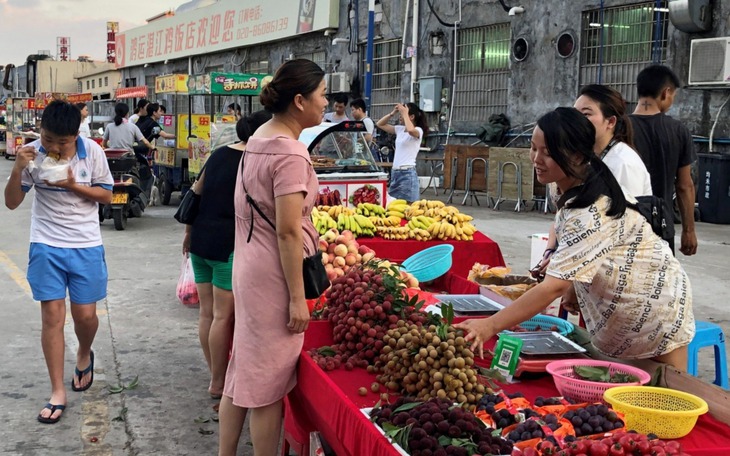 Bạn đọc chỉ điểm nhiều vỉa hè bị lấn chiếm, mong địa phương xử lý - Ảnh 2.