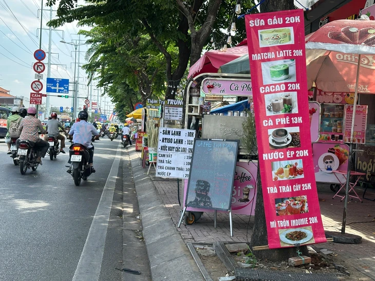 Bạn đọc Tuổi Trẻ phản ánh nhiều vỉa hè ở quận 5, 6, 10 bị lấn chiếm, mong địa phương xử lý - Ảnh 3.