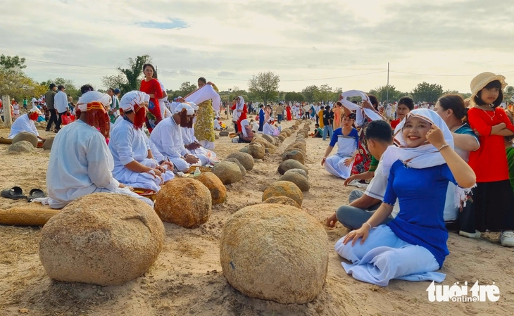 Hàng ngàn người Chăm hồi giáo đi tảo mộ, mở đầu Tết Ramưwan ở Ninh Thuận - Ảnh 2.