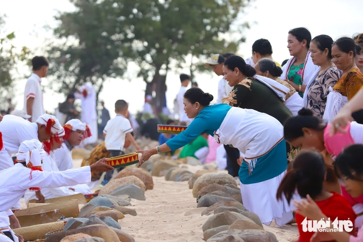 Hàng ngàn người Chăm hồi giáo đi tảo mộ, mở đầu Tết Ramưwan ở Ninh Thuận - Ảnh 3.