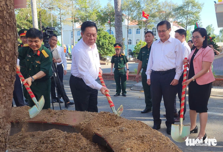 Trưởng Ban Tuyên giáo và Dân vận Trung ương thăm và chúc mừng bệnh viện Quân y 120 - Ảnh 2.