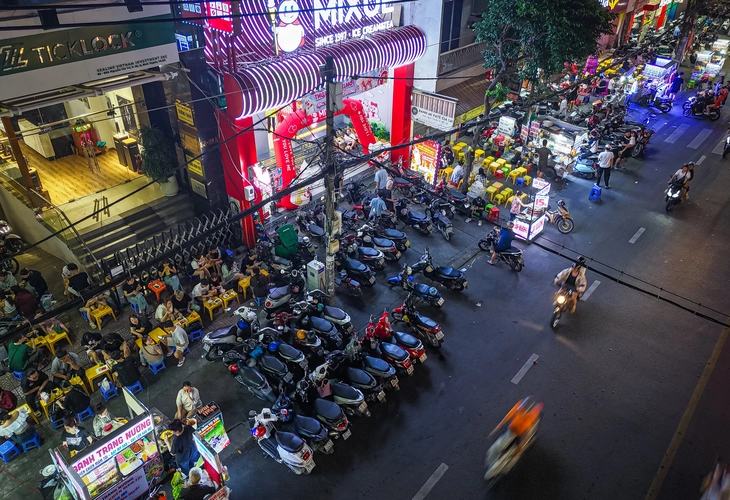 'Tôi bị đuổi đi nơi khác khi đứng trên vỉa hè chờ xe' - Ảnh 1.