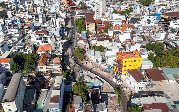 Đường Chu Văn An qua mốc thông xe nhưng chưa dời cột điện, chủ đầu tư tiếp tục chờ hướng dẫn - Ảnh 1.