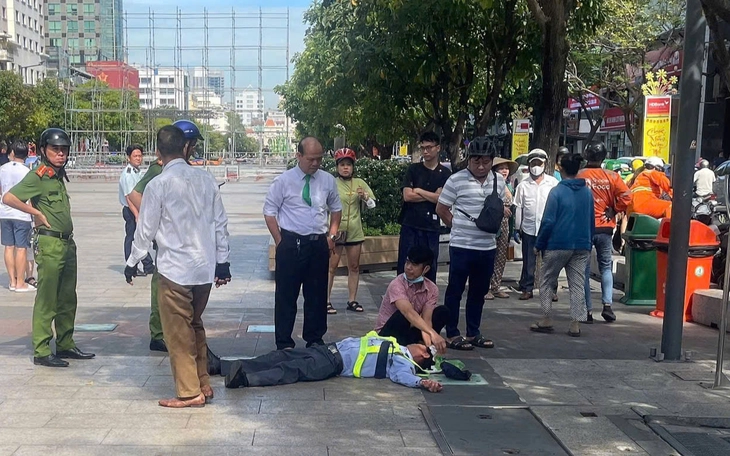 Đề nghị xử lý nghiêm nam thanh niên 'bênh' chó, đánh người ở phố đi bộ Nguyễn Huệ - Ảnh 2.