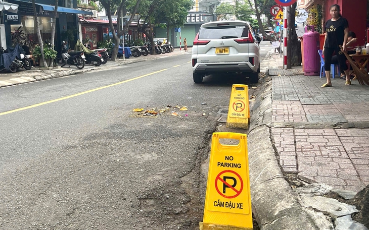 Vỉa hè 'có cũng như không' ở Nha Trang: Du khách bị 'đá' xuống lòng đường - Ảnh 2.