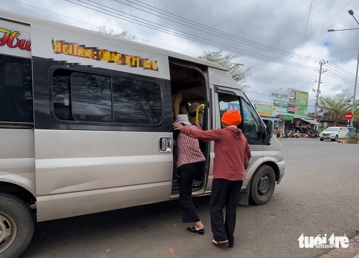 'Chợ trời' chèo kéo khách, đánh lộn trước cổng Bệnh viện vùng Tây Nguyên - Ảnh 5.