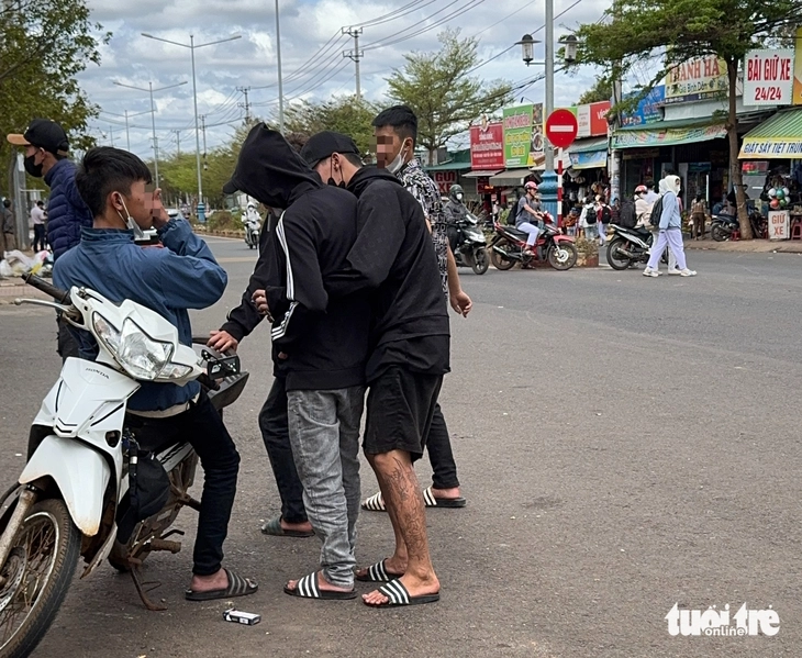 'Chợ trời' chèo kéo khách, đánh lộn trước cổng Bệnh viện vùng Tây Nguyên - Ảnh 2.