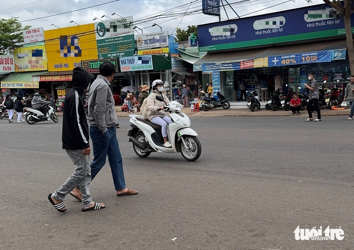 'Cò cơm' chèo kéo khách, hung hãn trước cổng Bệnh viện đa khoa vùng Tây Nguyên - Ảnh 3.