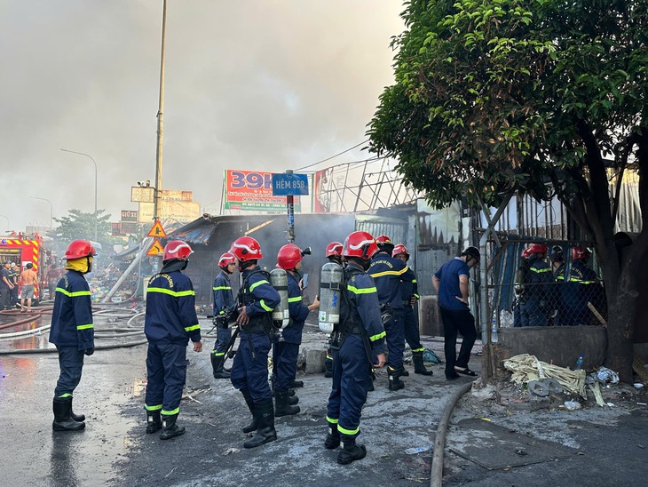 Đang cháy lớn nhiều căn nhà, lửa đỏ trời ở ngã tư Bình Phước - Ảnh 4.