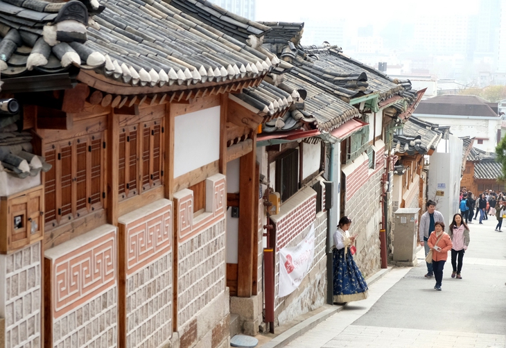 Làng cổ Bukchon ở Seoul hạn chế khách, tới ngoài giờ bị phạt tiền - Ảnh 1.