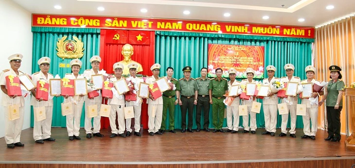 23 cán bộ lãnh đạo cấp phòng Công an An Giang nghỉ hưu trước tuổi - Ảnh 1.