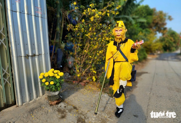 'Tôn Ngộ Không' một tay múa gậy bán vé số dạo, từng bán 12 tờ độc đắc - Ảnh 1.