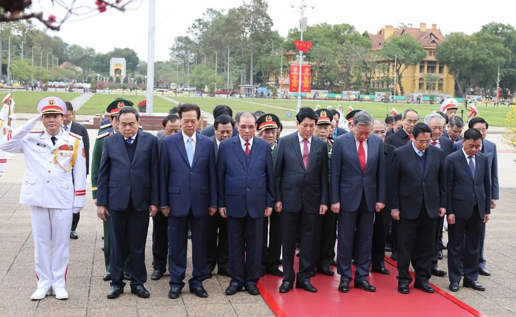 Lãnh đạo Đảng, Nhà nước vào Lăng viếng Chủ tịch Hồ Chí Minh nhân 95 năm ngày thành lập Đảng - Ảnh 1.