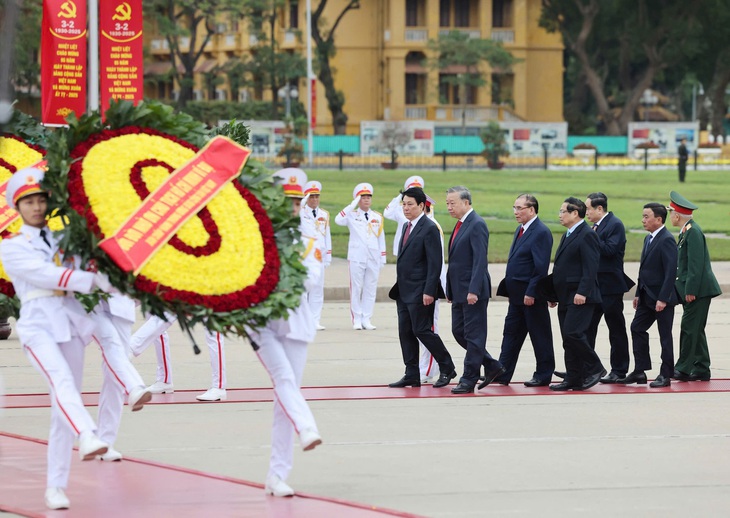 Lãnh đạo Đảng, Nhà nước vào lăng viếng Chủ tịch Hồ Chí Minh nhân 95 năm ngày thành lập Đảng - Ảnh 2.