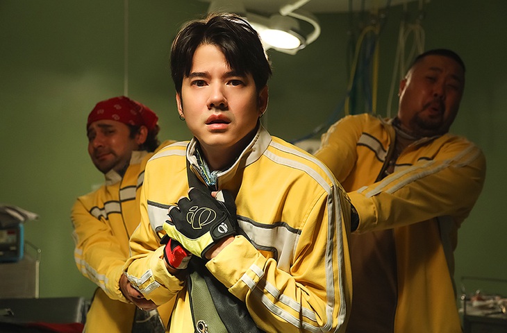 Nam thần Mario Maurer làm ‘shipper giao hàng cho ma’ dịp 14-2 - Ảnh 2.