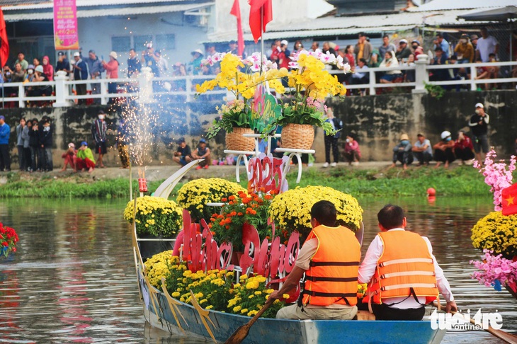 Hàng ngàn du khách chen nhau xem hội thuyền hoa, đua thuyền trên sông Dinh - Ảnh 5.