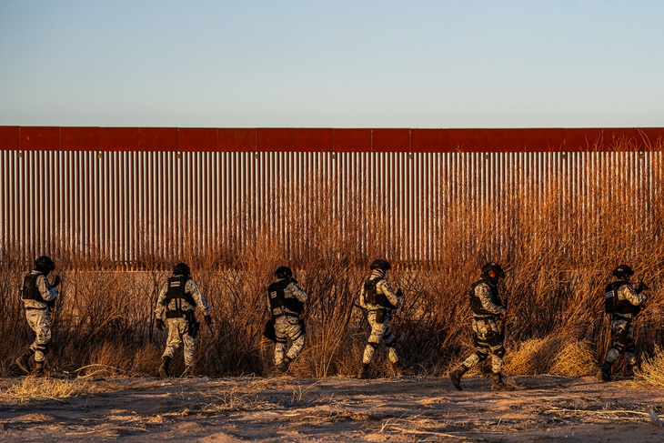 Mexico tiếp tục điều quân đến biên giới sau cam kết với ông Trump - Ảnh 1.