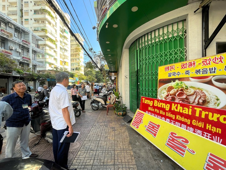 Sau 'chặt chém' thực khách là gỡ biển, đóng cửa - Ảnh 1.